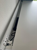 Het is geen probleem om een grote stekkerdoos in de kabelgoot te plaatsen.