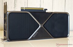 De 24 GB VRAM op de mobiele RTX 5090 kan helpen om beter te presteren dan de desktop RTX 5070 bij hogere resoluties en grafische instellingen (Afbeelding bron: Notebookcheck)