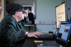 Een patiënt ondergaat een training na ontvangst van het elektronische oogimplantaat van PRIMA (Beeldbron: Moorfields Eye Hospital)