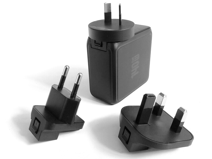 De AC-stekkeradapters schuiven op de lader.