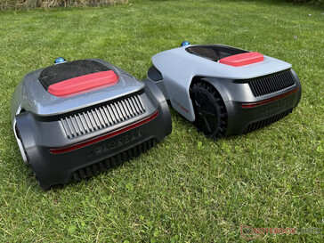 Achterkant van Dreame A1 (links) en A1 Pro (rechts)