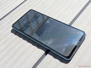 Samsung Galaxy A52 LTE in direct zonlicht