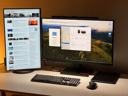 De MacBook Air 13 M3 wordt gebruikt met twee externe schermen.