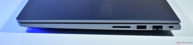 rechts: SD-kaartlezer, USB A 3.2 Gen 1, RJ45-ethernet, Kensington-slot