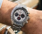 De Prospex Speedtimer Solar HBJ001 met een zilveren wijzerplaat en zwarte subwijzerplaten, gedragen om een pols, voorzien van een zwarte tachymeterring en een roestvrijstalen band.