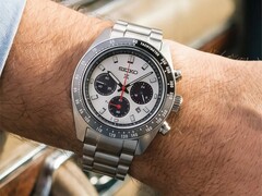 De Prospex Speedtimer Solar HBJ001 met een zilveren wijzerplaat en zwarte subwijzerplaten, gedragen om een pols, voorzien van een zwarte tachymeterring en een roestvrijstalen band.