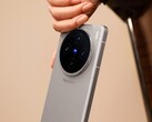 De Vivo X100s heeft een ronde quad-camera met het Zeiss-logo. (Afbeelding: GSMarena)