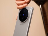 De Vivo X100s heeft een ronde quad-camera met het Zeiss-logo. (Afbeelding: GSMarena)