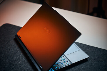 Het XMG-logo is vaag zichtbaar op het deksel van de Core- en Fusion 15-laptops, en onderbreekt de verder strakke esthetiek nauwelijks.