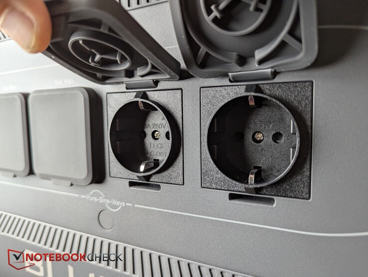 Voorkant: 4x AC 230/120 V