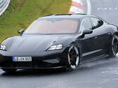 De nieuwe Porsche Taycan EV ziet er scherp uit op spionagefoto's van tests op de Nürburgring dankzij bijgewerkte graphics en nieuw ontworpen koplampen. (Afbeeldingsbron: Auto Express)