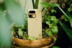 De Realme 16 Pro Plus heeft een reflecterende cameramodule en een speciaal gevoel op de achterkant.