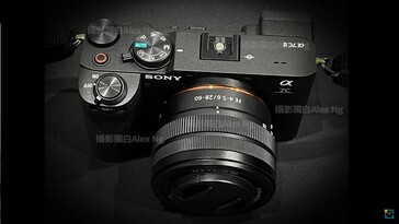 Misschien wel de belangrijkste verandering aan de Sony A7CII is de toevoeging van een scrollwiel aan de voorkant van de camera. (Afbeelding bron: Alex NG op YouTube)