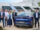 VW-leidinggevenden bij het nieuwe laadpakket. (Bron: Volkswagen)