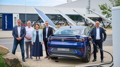 VW-leidinggevenden bij het nieuwe laadpakket. (Bron: Volkswagen)