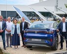 VW-leidinggevenden bij het nieuwe laadpakket. (Bron: Volkswagen)