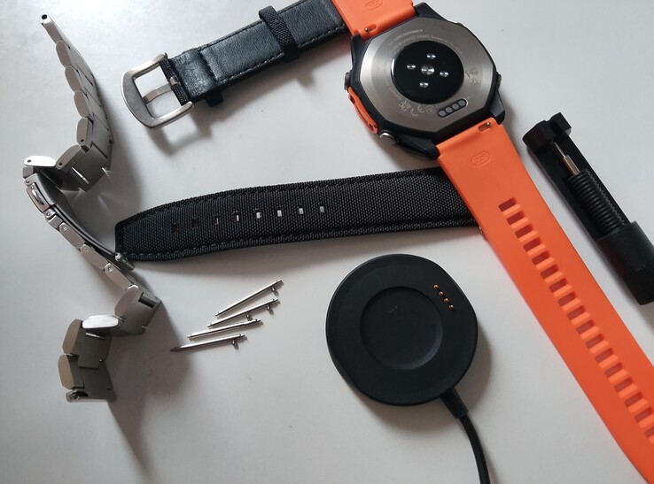 In de doos: 3 verschillende banden; gereedschap; magnetische USB-oplaadkabel; gedrukte documentatie