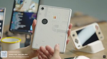 Het werkende prototype van de Ayaneo Gaming Pad heeft een enkele camera aan de achterkant in plaats van twee zoals te zien was in eerdere renders. (Afbeeldingsbron: Ayaneo)