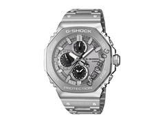 De Casio GMC-B2100ADS-1A lijkt een meerdelige constructie te hebben met zichtbare overgangen tussen de lunette, middenkast en achterkant van de kast.