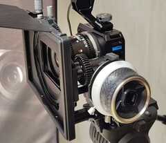 De GoPro Mission 1 Pro ILS camera met een Laowa 17mm T1.9 MFT Cine lens, gemonteerd in een Small Rig kooi met follow focus en matte box.