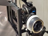 De GoPro Mission 1 Pro ILS camera met een Laowa 17mm T1.9 MFT Cine lens, gemonteerd in een Small Rig kooi met follow focus en matte box.
