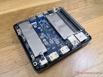 Geen binnenste metalen skelet versteviging in tegenstelling tot op de Intel NUC