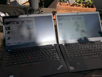 Buiten (in de zon; UHD P14's links, FHD P14's rechts)