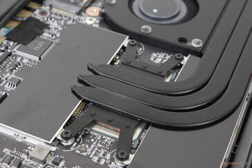 Gesoldeerde LPDDR5 modules zitten onder de aluminium afdekking naast de CPU