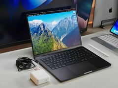 De aankomende OLED MacBook Pro zou aanzienlijk lichter kunnen zijn, maar sommige fans vrezen dat dit ten koste gaat van de batterijduur, koeling en poorten.