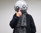 Een foto van de maker van Nier, Yoko Taro, met zijn masker op
