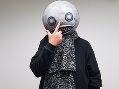 Een foto van de maker van Nier, Yoko Taro, met zijn masker op