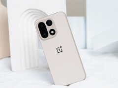 De onlangs gedeelde cameramonsters laten de primaire en telesensoren in actie zien. Afgebeeld: de achterkant van de OnePlus 15. (Afbeelding bron: OnePlus)