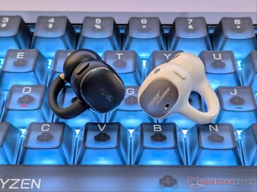 EarFun Clip 2 (links) en Baseus Inspire XC1 (rechts) oordopjes.