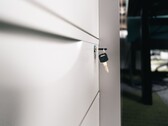 Een sleutel in het slot van een gesloten houten lade