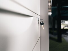 Een sleutel in het slot van een gesloten houten lade