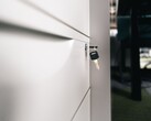 Een sleutel in het slot van een gesloten houten lade