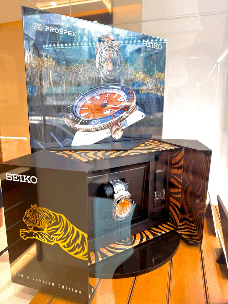 De Seiko Prospex HBB005K1 wordt gepresenteerd in een doos met tijgermotief, voorzien van oranje-zwarte tijgerstrepen en een zwarte siliconenband.