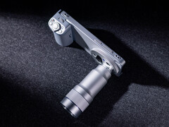 De Vivo X300 Ultra met de camera-accessoires bevestigd.