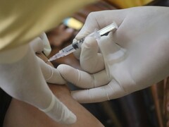  Een persoon die een injectie in de arm krijgt (Afbeelding bron: Mufid Majnun via Unsplash; bijgesneden)