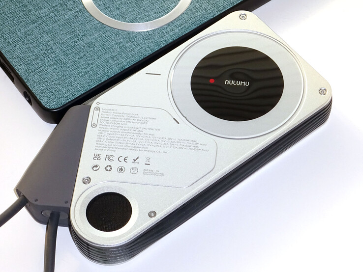 Oplaadpad en met gaas afgedekte ventilatieopening aan de achterzijde.