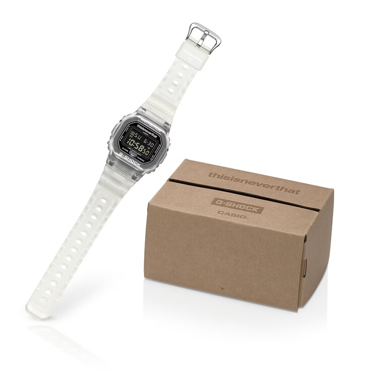 De op maat gemaakte verpakking van de G-Shock DW-5600TNT-7, naast het horloge tentoongesteld.