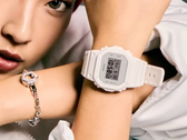 Afgebeeld - de nieuwe Casio G-Shock DW-5600WW-7PR om Kyoka's pols.
