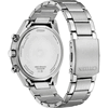 Achterkant van de Citizen World Chronograph A.T. AT8260-85X met Eco-Drive en H800-uurwerkmarkeringen, bevestigd aan een roestvrijstalen armband.