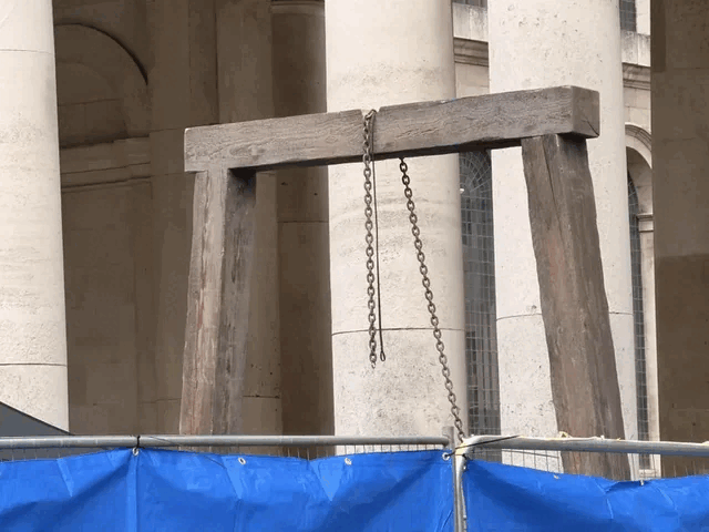 De galg zou kunnen wijzen op de Mestvreter of op een mogelijke herschepping van de intro.