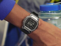 De nieuwe GM-H5600 brengt hartslagmeting en opladen op zonne-energie naar een metalen G-Shock. Afgebeeld: GM-H5600-1.