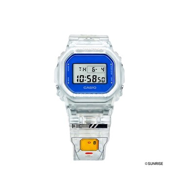 Close-up van de Casio G-Shock DW-5600GM26-7DR met transparante kast en blauwe rand