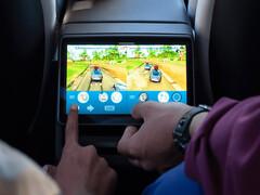 Kinderen spelen arcadespelletjes achterin een Tesla Model Y. (Afb. bron: Tesla)