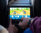 Kinderen spelen arcadespelletjes achterin een Tesla Model Y. (Afb. bron: Tesla)