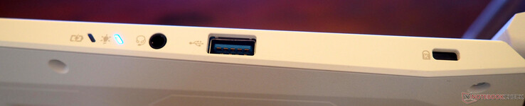 rechterkant: Lijningang/uitgang, USB-A 3.2, Kensington-slot