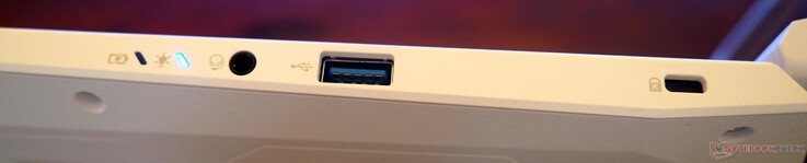 rechterkant: Lijningang/uitgang, USB-A 3.2, Kensington-slot